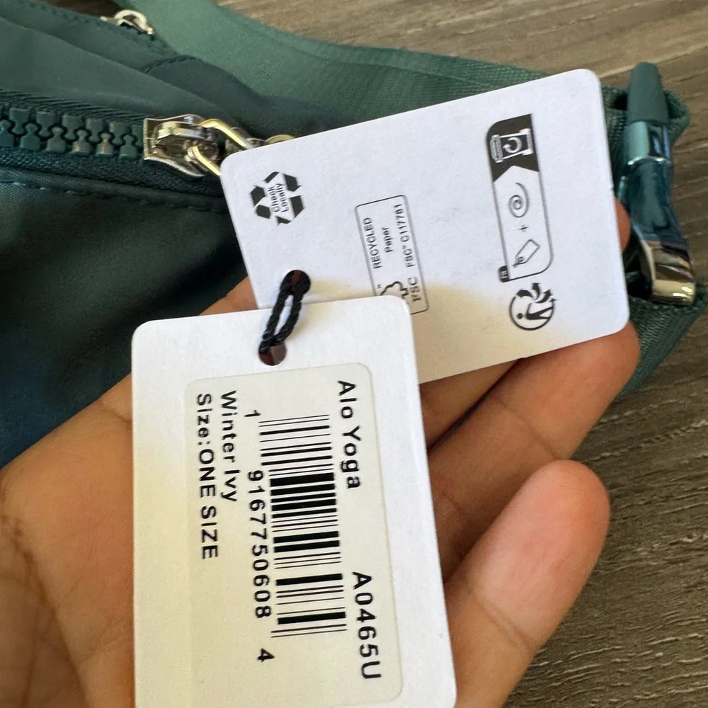 ❤️❤️❤️BWNT ALO Yoga Winter Ivy Crossbody Bag ❤️❤️❤️ - Picture 8 of 8